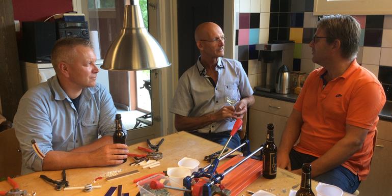 Je Eigen Biertje meebrengen Na het Teamuitje je eigen meegebracht biertje meebrengen en opdrinken en gezellig na kletsen met drie mannen