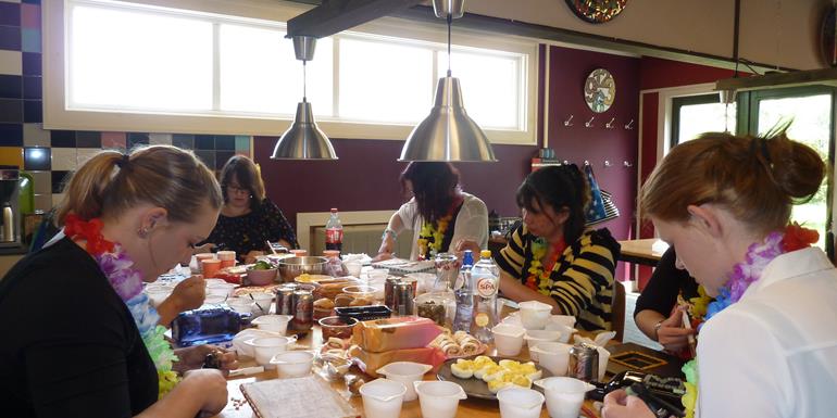 Vrijgezellenfeest waarbij iedereen zelf iets heeft meegebracht, dit wordt genuttigd tijdens het vrijgezellenfeest bij met 8 vrouwen aan 1 tafel
gezellig kletsen en eten