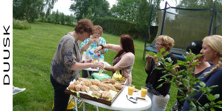 Vrijgezellenfeestje in de zomer, lekker buiten op het groene grasveld lekker gezonde broodjes eten.