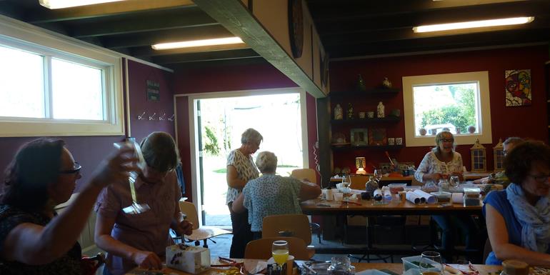 Een Workshop waarbij ze hun eigen drinken hebben mee gebracht. Ze heffen het glas en proosten op de gezellige workshop