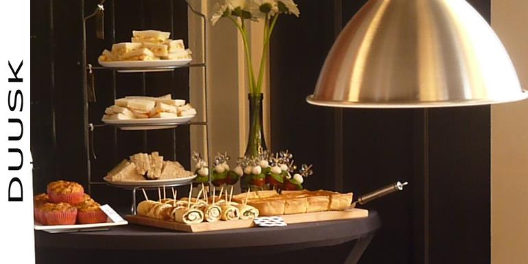 High TEA, zelf mee gebracht en genuttigd tijdens de workshop Heerlijk hapjes van bladerdeeg met broodjes op een statafel in de hoek van de workshop