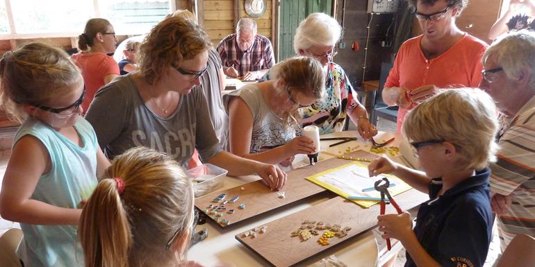 Familiedag Emmen gezellig met werken aan een grote tafel