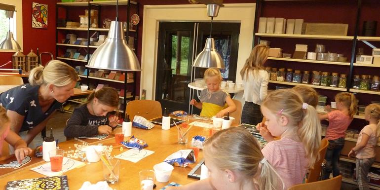 Kinderfeestje lachen en creeeren tijdens het kinderfeestje