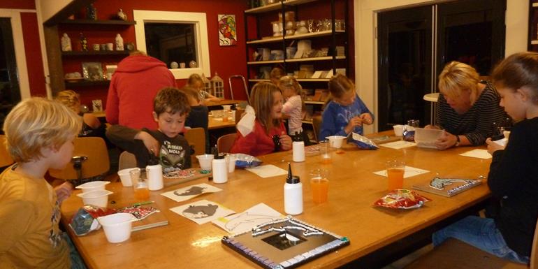 Kinderfeestje in Bargercompascuum ieder kind creeert zijn eigen werkstuk tijdens het kinderfeest bij Duusk dichtbij Emmen