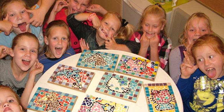 Kinderfeest vliegt voorbij als je gezellig puzzelt aan een tafel