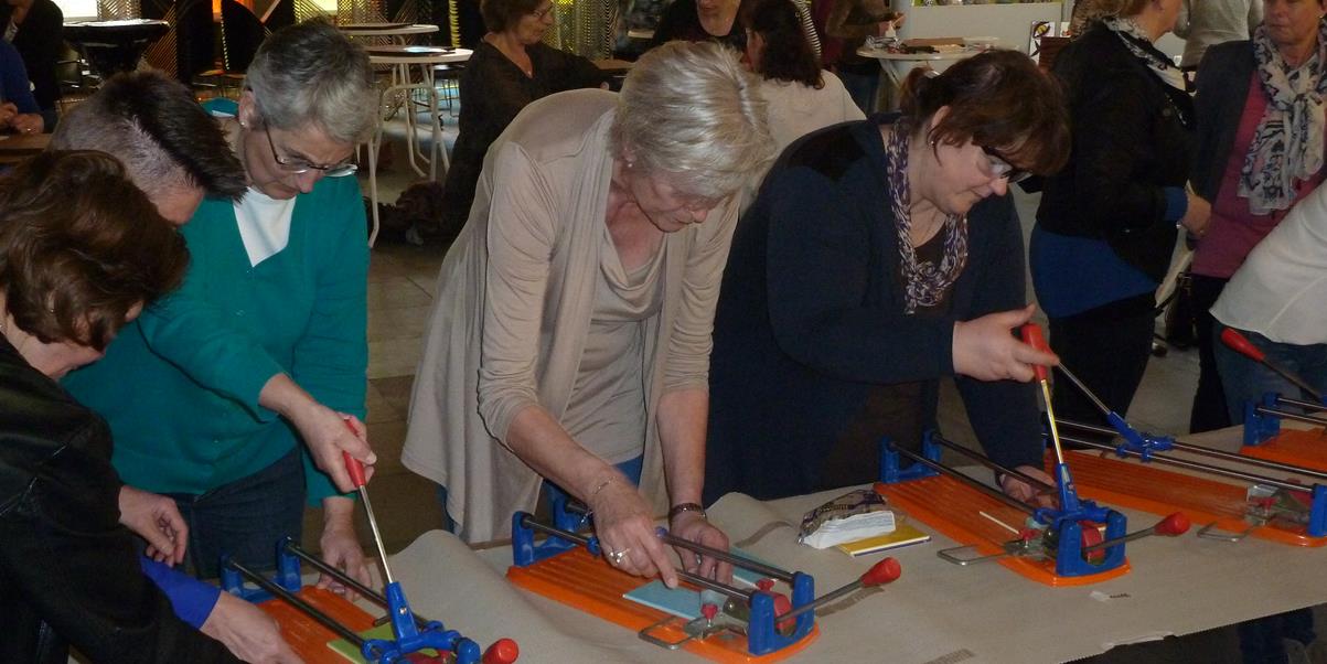 samen tegels snijden tijdens de teambuilding