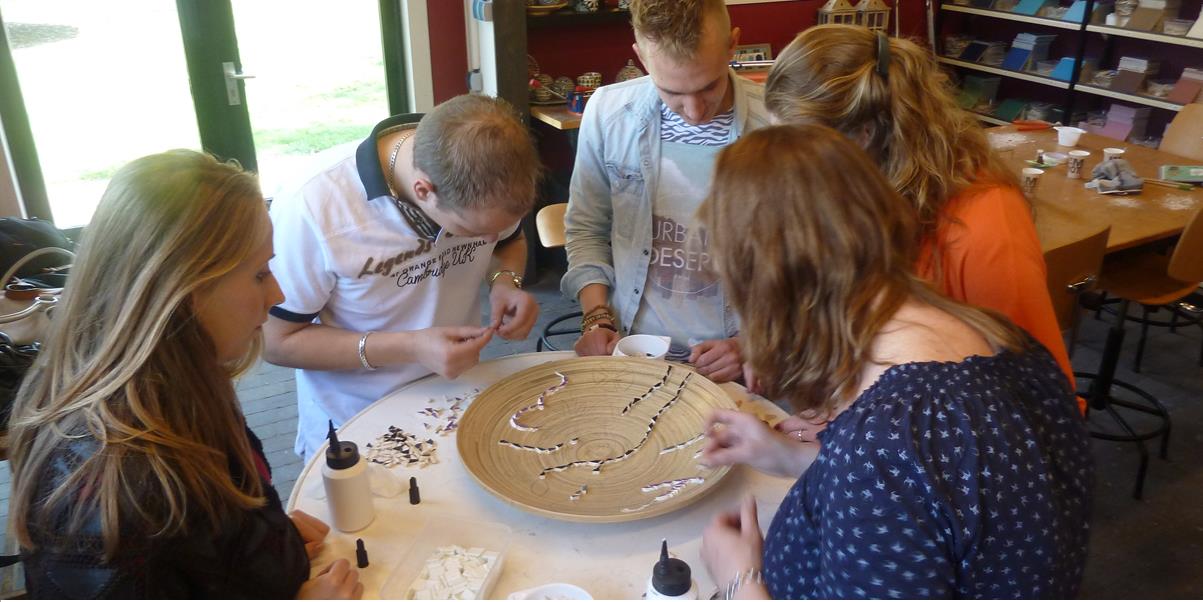 Teambuilding Drenthe daar sta je dicht naast elkaar te werken - dit geeft een andere communicati