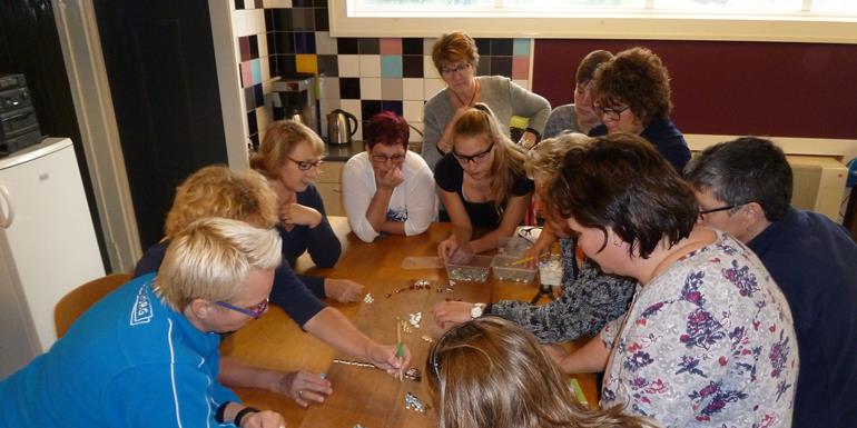 Bedrijfsuitje Beilen voor een grote groep mensen, met rood haar, een bril. Wim heeft een rollator wat geen probleem is