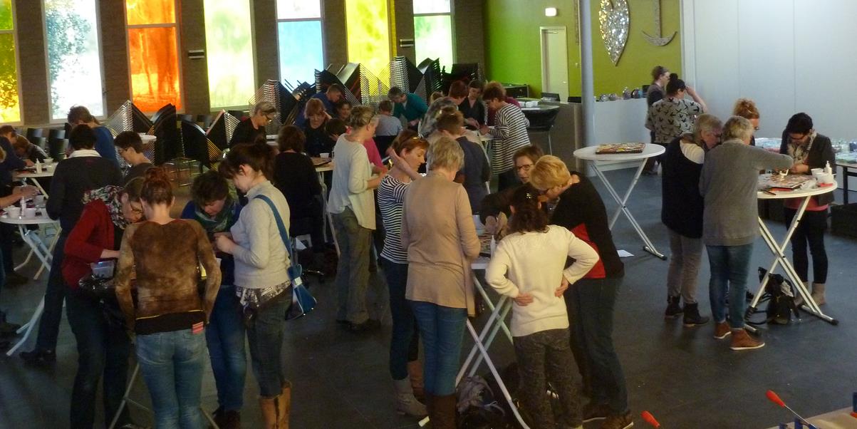 Bedrijfsuitje Zwolle, onder de peperbus met een groep gezellig en sfeervol een kunstwerk maken van mozaiek, de ramen en de deuren zijn van glas gemaakt