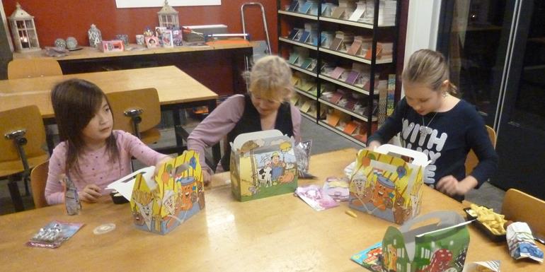 Kinderfeestjes Emmen bij Duusk, alle kinderen werken aan een grote tafel en zitten op mooi draaistoelen