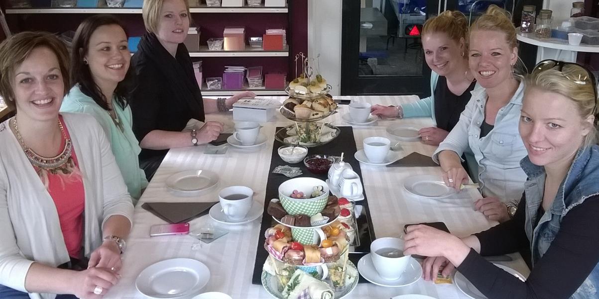 High tea drenthe bij duusk, dames die genieten aan tafel