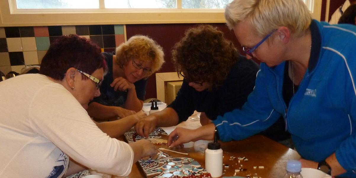 Personeelsuitje gezellig puzzelen aan een tafel